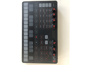 IK Multimedia UNO Synth (62481)