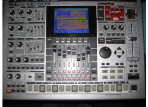 Roland MC-909 Sampling Groovebox (54390)