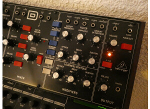 Behringer Model D (77424)