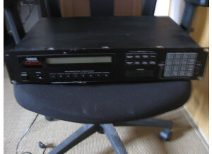 Yamaha TX802 (46784)