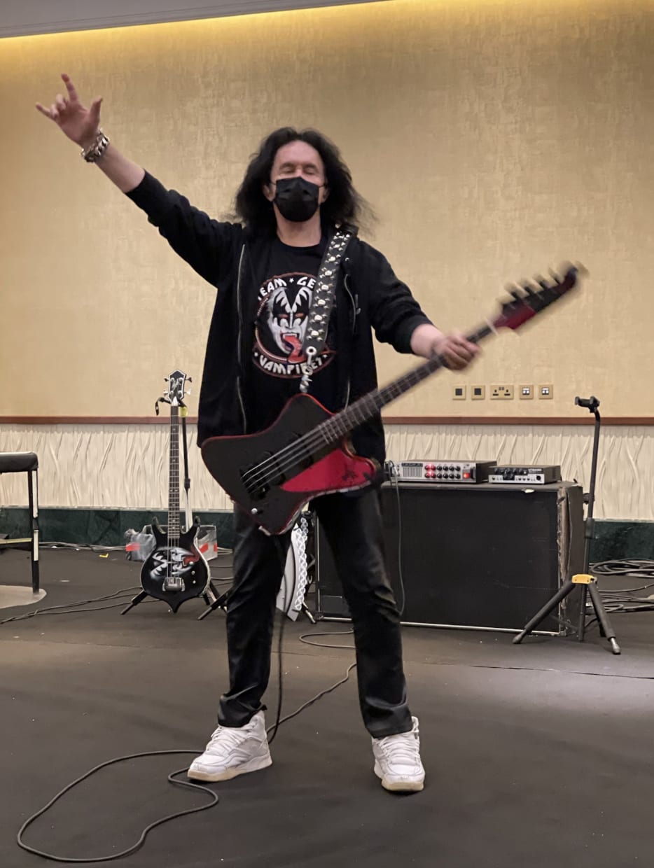 Gene-Simmons-with-his-new-Thundewrbird-bass