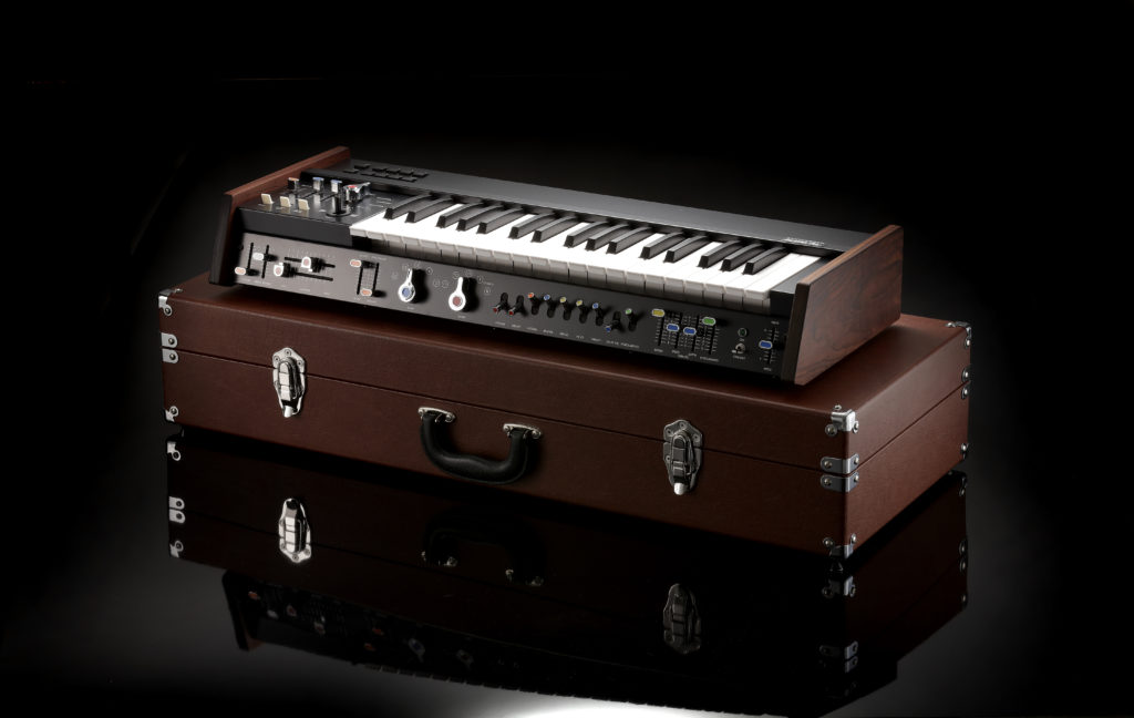 Korg MiniKorg 700 FS : miniKORG_700FS_w_case_image-1024x648