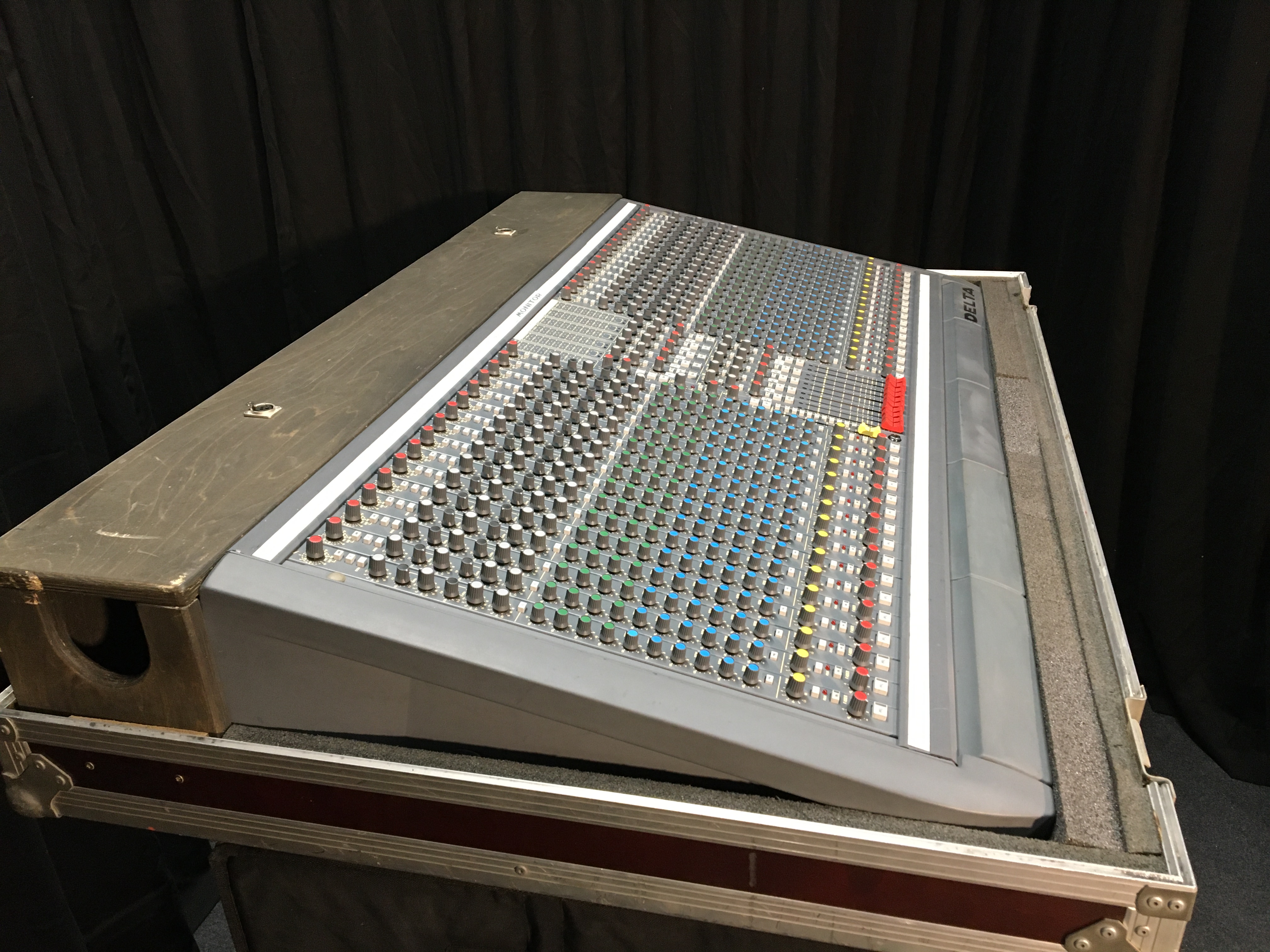 Vends Soundcraft Delta Monitor console analogique