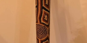 Didgeridoo fonctionnel. Quelques traces d’utilisation notamment sur l’embouchure