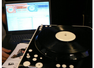 Sur le stand d'EKS, on pouvait découvrir... une platine vinyle ?