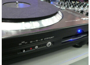 Du coup, aux côtés des traditionnels sélecteurs de vitesse, on trouve une touche Eject...