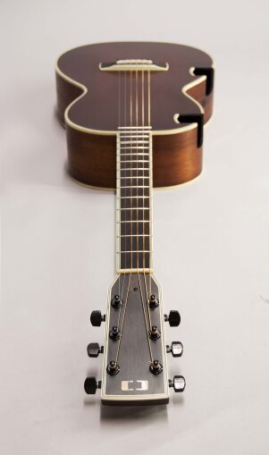 PAGELLI SPATIAL RADIATION PARLOR _front_lying_kopfvoran PAGELLI SPATIAL RADIATION PARLOR _front_lying_kopfvoran