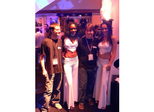 Après Goum, c'est au tour de Putois et de DenFerT de prendre la pose auprès des filles...