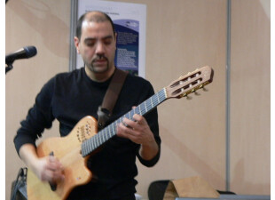 Cependant que Mike fait parler la poudre sur son électro-acoustique...