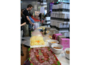 Vin, saucisson, fromage : c'est l'heure de la troisième mi-temps franco-française.