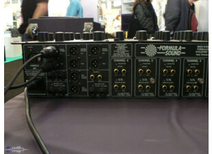 Une connectique sans fioritures à l'arrière dont se dégage une indéniable impression de qualité...