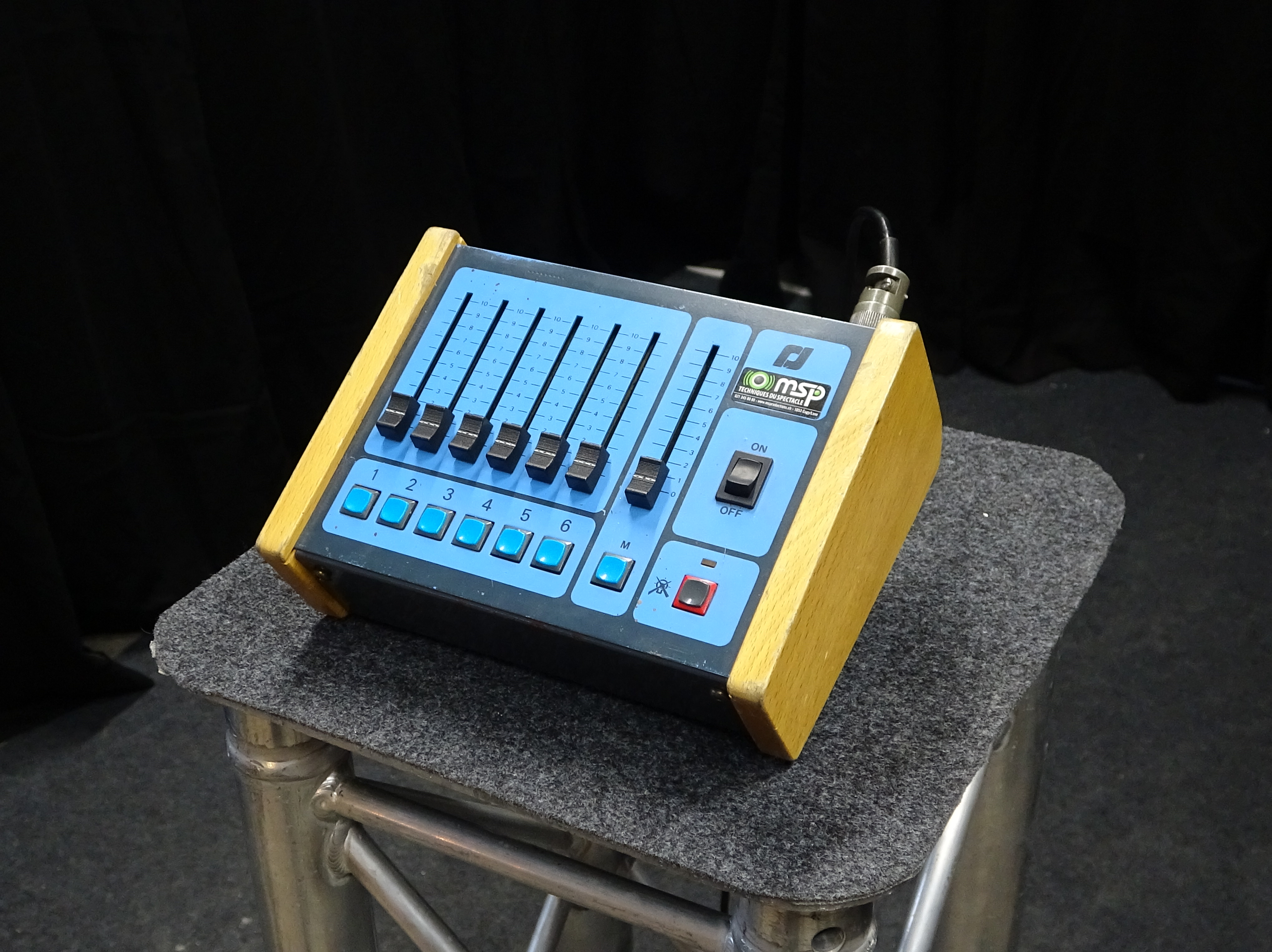 Vends Robert Juliat Console 0.10V