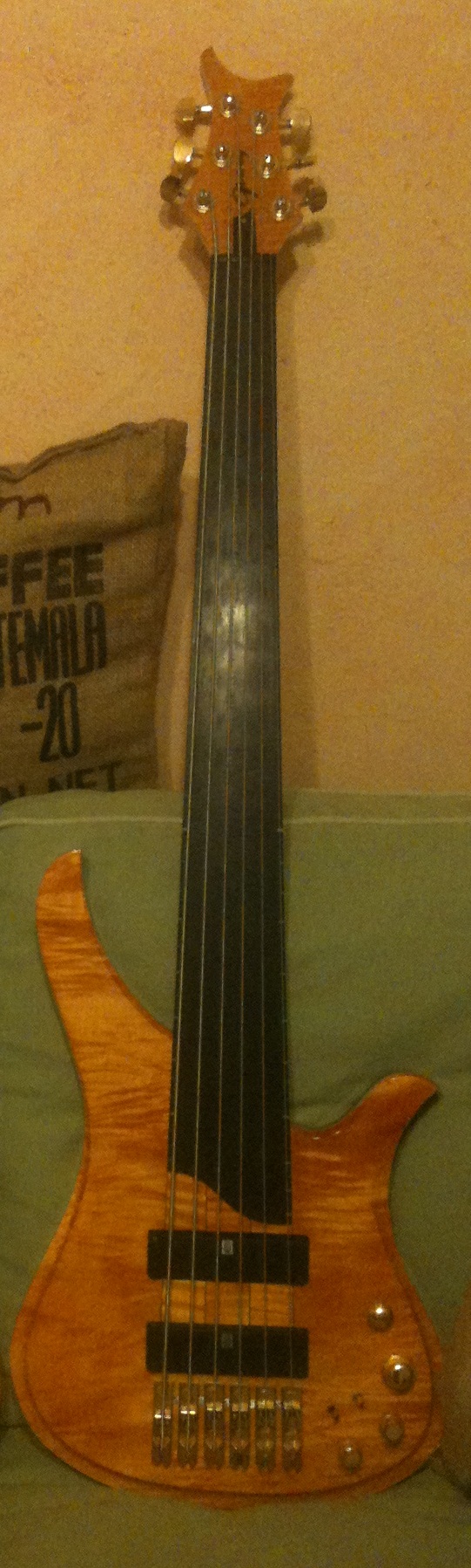 Querey Guitars Aude Basse Fretless