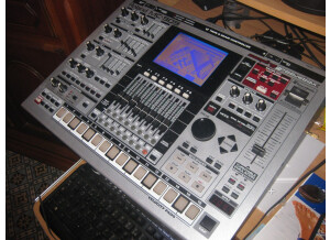 Roland MC-909 SamplingGroovebox