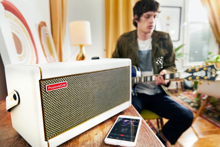 Positive-Grid_Spark_Pearl_player Positive-Grid_Spark_Pearl_player