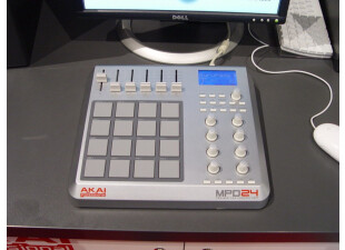 Grand spécialiste des interfaces à pads avec ses MPC, AKAI présentait la MPD24.