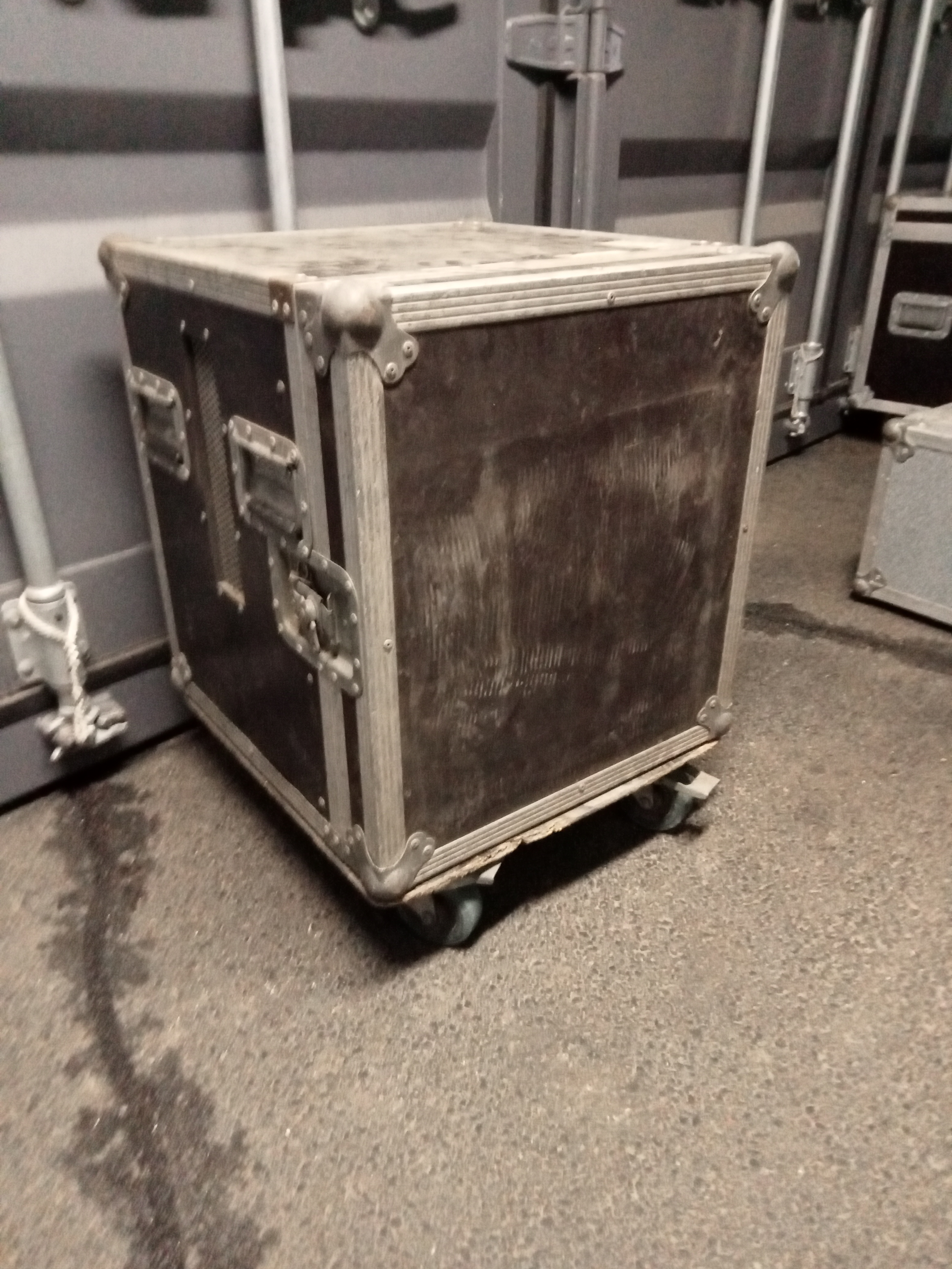 RACK BORDEAUX 14 U A ROULETTES + 2 PATCHS + CABLES 