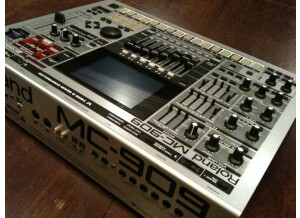 Roland MC-909 Sampling Groovebox (94270)