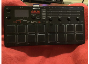 Akai Professional MPX16 (98846)