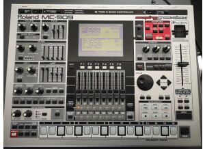 Roland MC-909 Sampling Groovebox (61506)