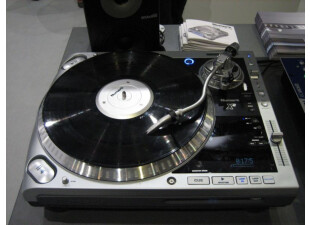 Numark X², hydbride entre une platine vinyle et un lecteur Mp3.