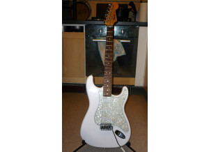 Squier [Bullet Series] Bullet Strat with Tremolo - Artic White Rosewood