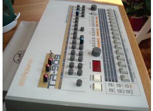 Roland TR-909 (40506)