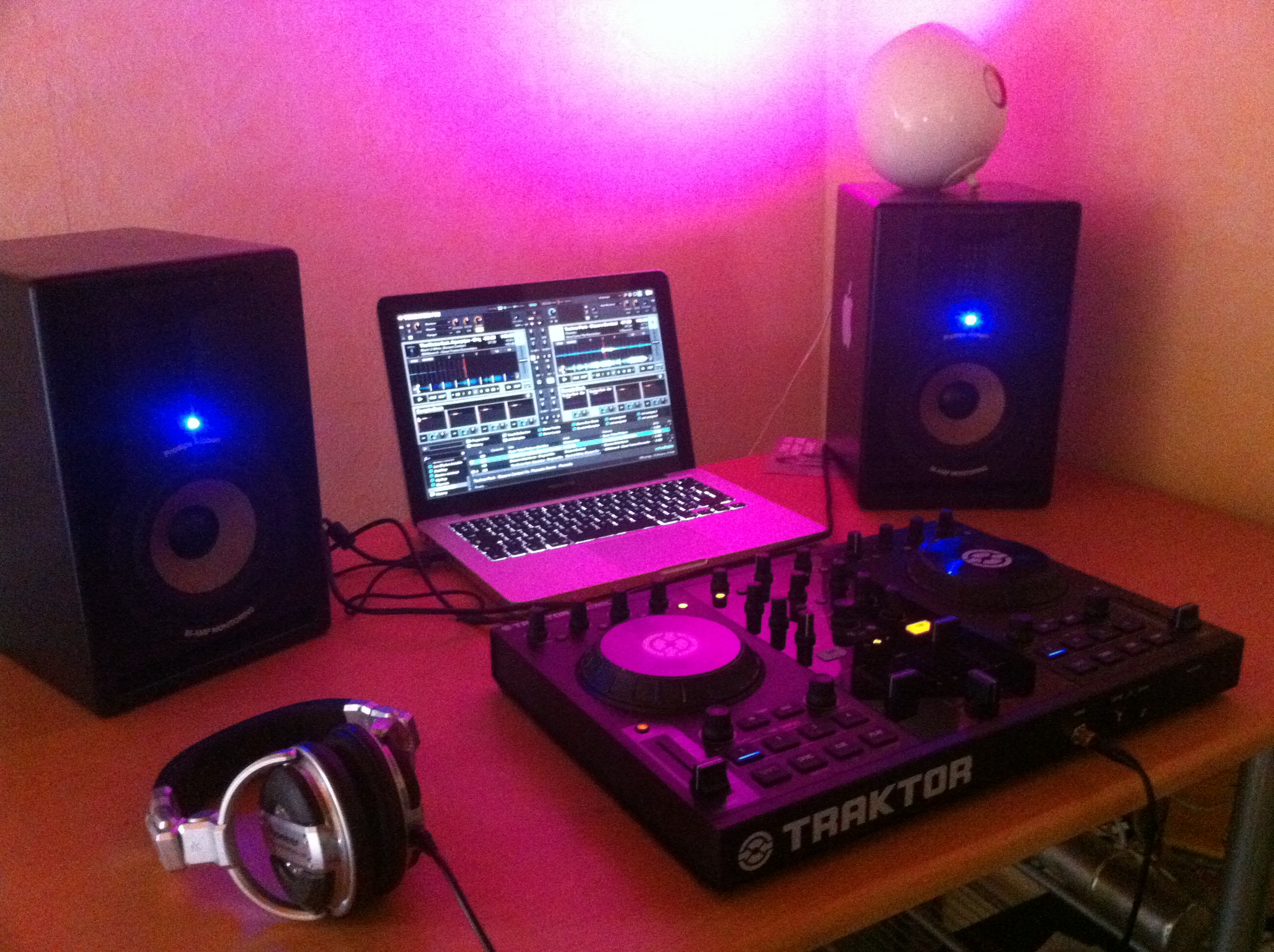 Native Instruments Traktor Kontrol S2