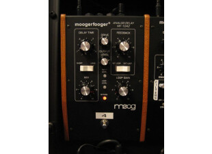 Des pedales pour basse chez Moog : la serie Mooger Fooger. Ici la Analog Delay MF-104Z ...