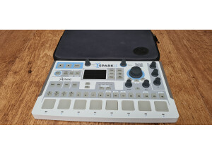 Arturia SparkLE Creative Drum Machine (85767)