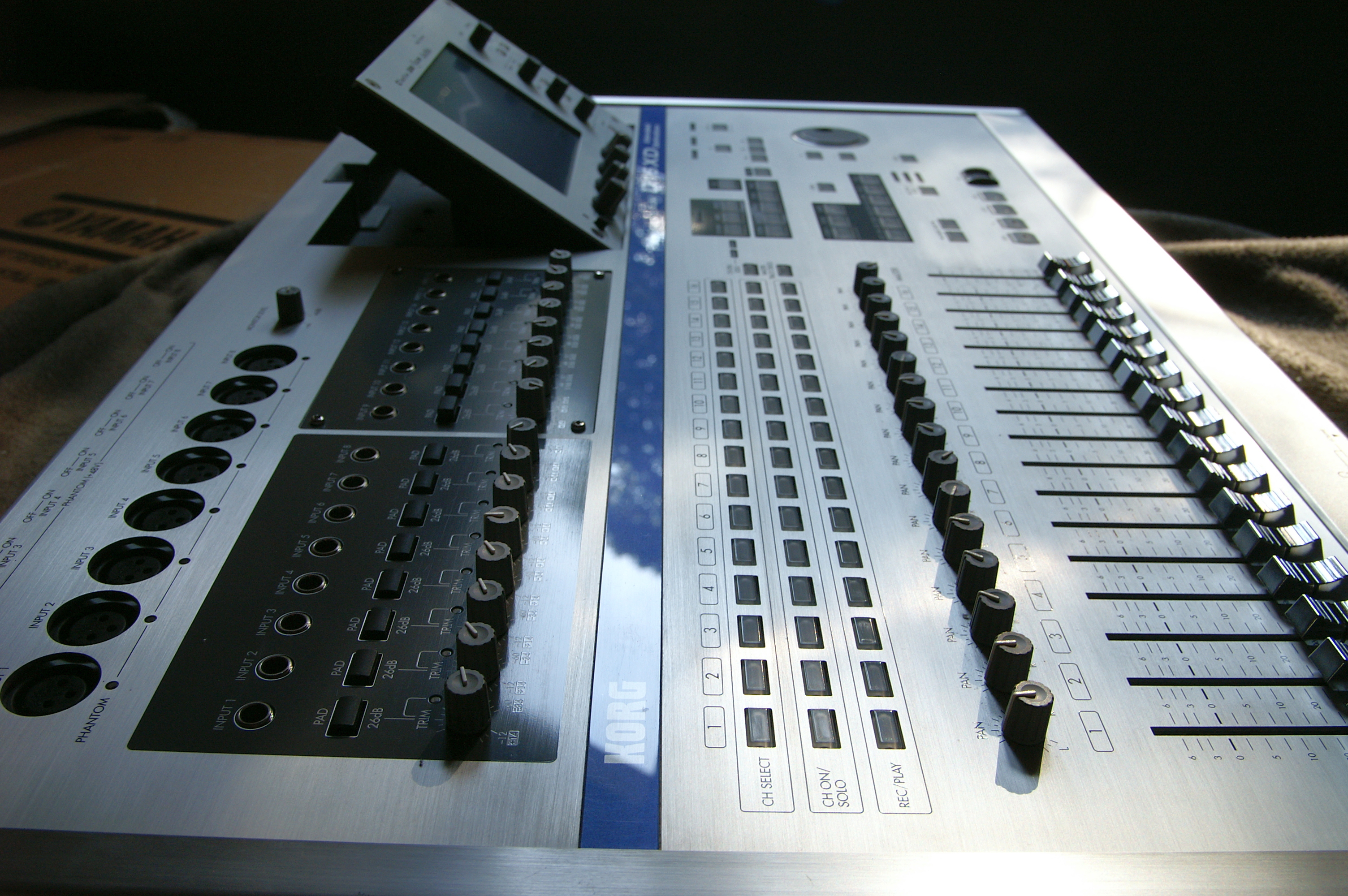 Korg D16XD  Avec extension (rare) de 8 voies = 16 entrées + Word clock + ADAT + S/PDIF