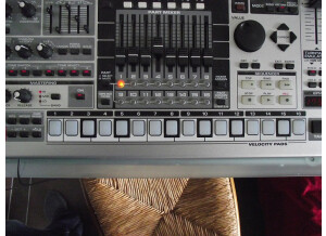 Roland MC-909 Sampling Groovebox (81477)