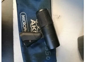 AKG 550