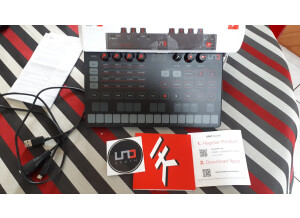 IK Multimedia UNO Synth (86883)