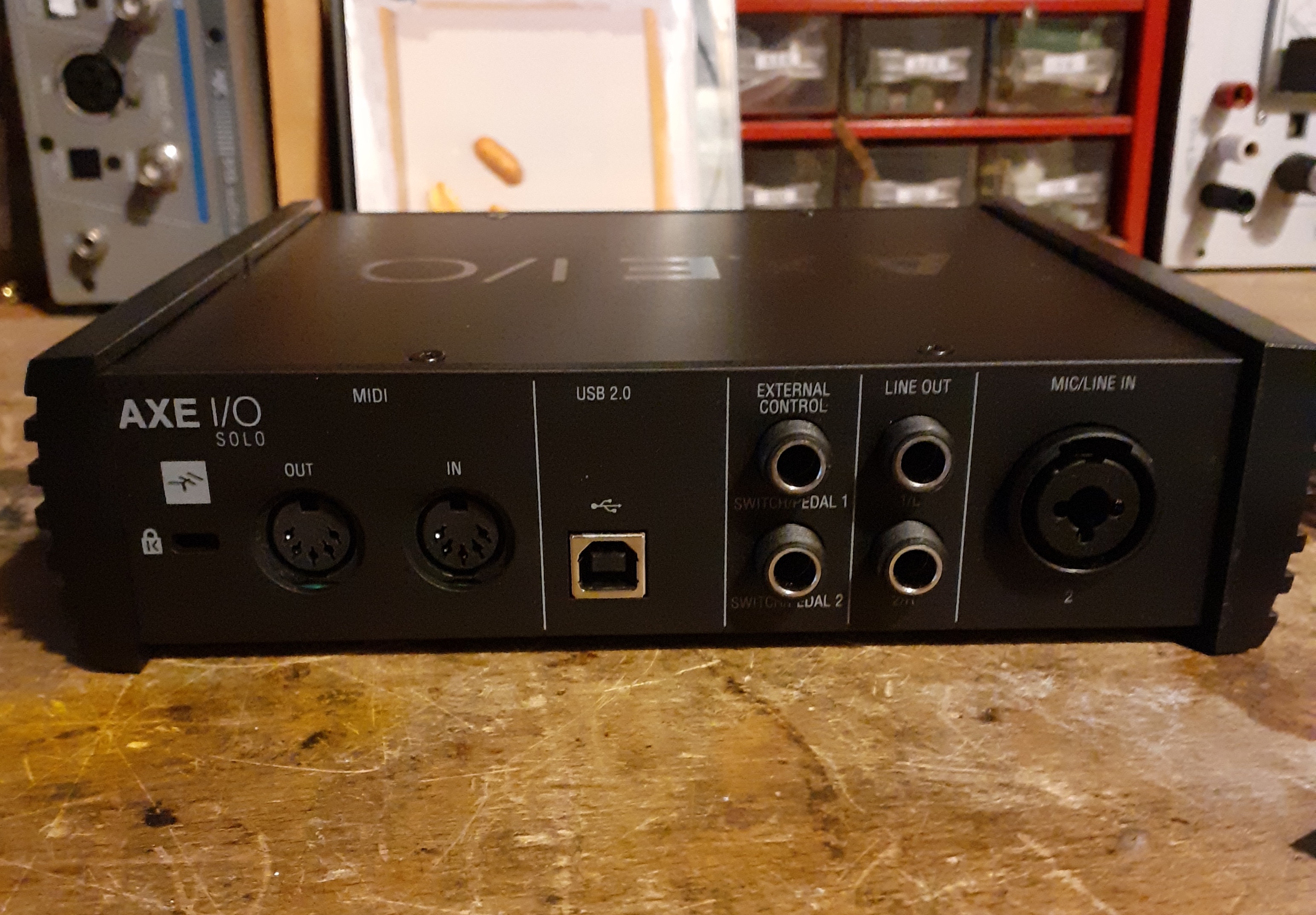IK Multimedia Axe I/O : AXE I:O SOLO BACK