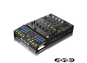 Zomo in front of Pioneer DJM-800