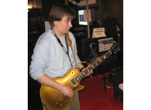 Greg, à la gratte pour la démo du Torpedo...