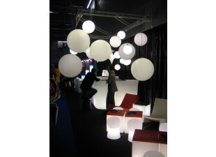 Des luminaires que n'auraient pas renié les accessoiristes du Prisonnier...