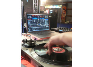 ...et forme avec le hard un tout relativement complet pour mixer du numérique à partir de vinyles...