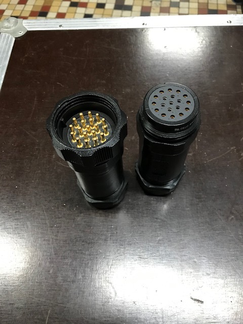 Vends 2 prises Socapex 419