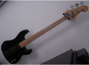 Fender 77' Precision Fretless