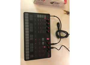 IK Multimedia UNO Synth (56620)