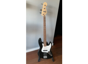 Squier Stop Dreaming, Start Playing Set: Affinity J Bass with Rumble 15 Amp