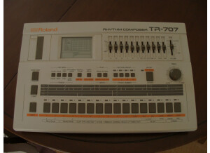 Roland TR-707 (7916)