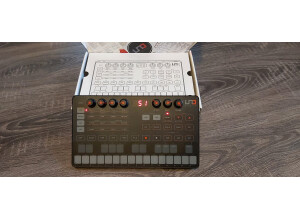 IK Multimedia UNO Synth (74605)