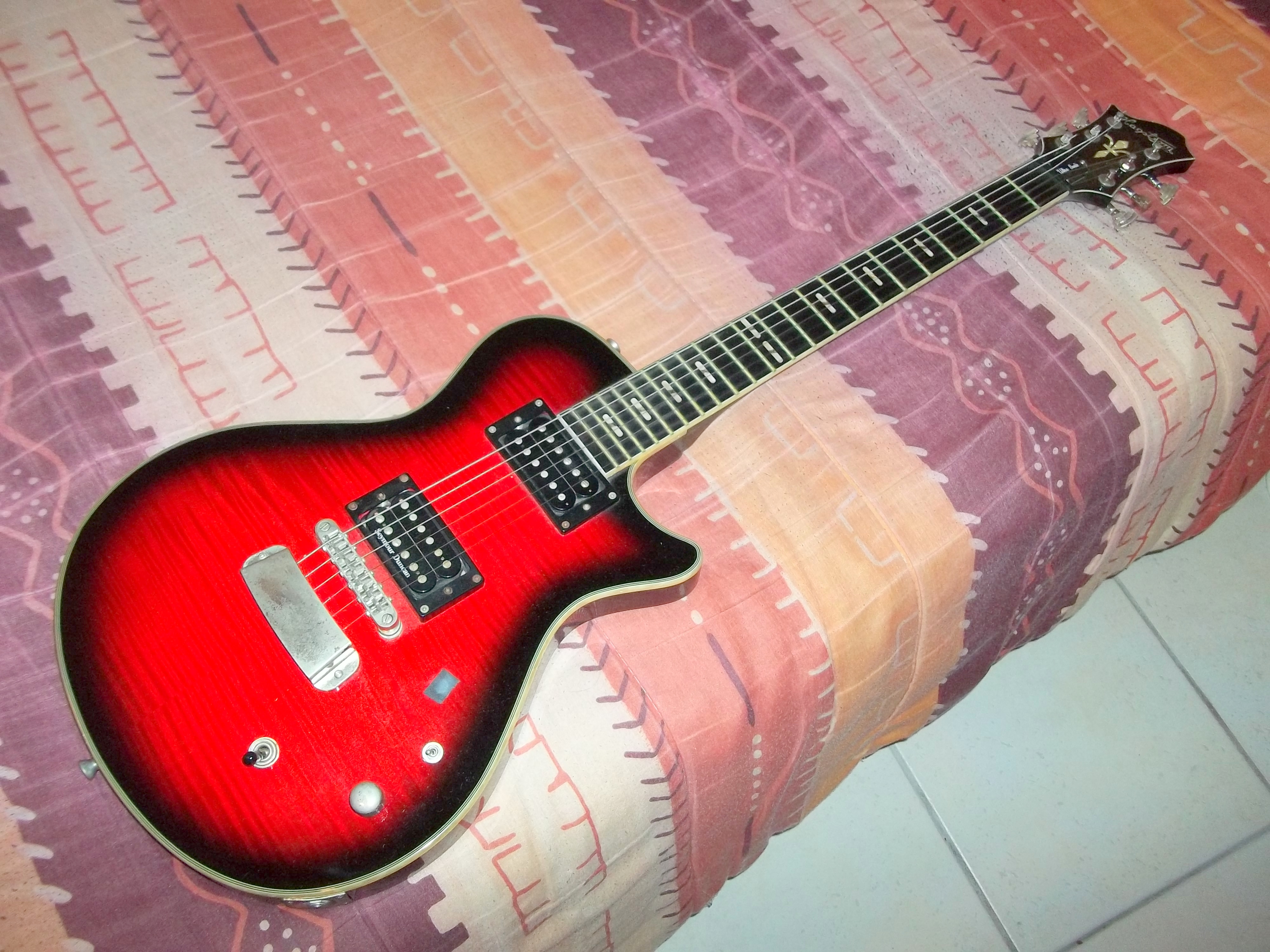 HAGSTROM ULTRA SWEDE SEYMOUR DUNCAN JB SH4 HARD CASE