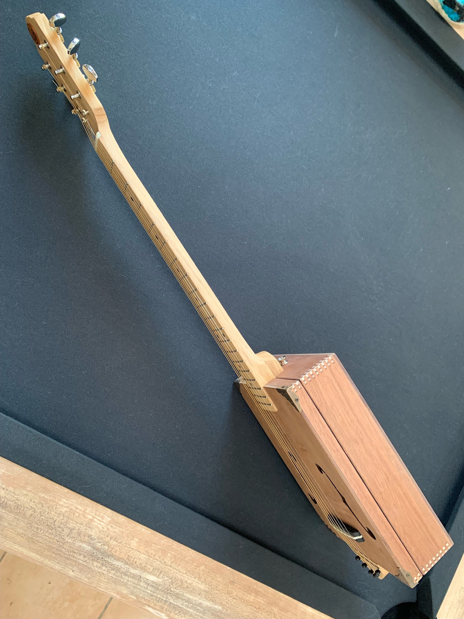 Cesar Box Guitars Cigar box acoustique 6 cordes « Fredbox »