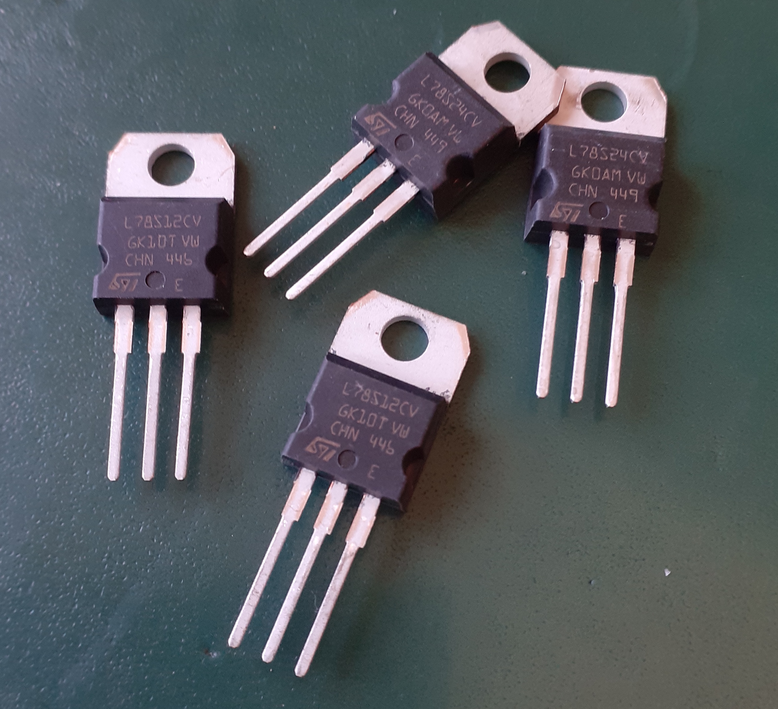 Régulateurs 24 et 12 V