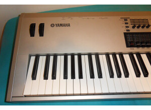 Yamaha MO8 (37236)
