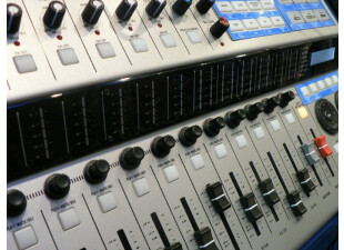 ...avec les vu-mètres bien pratiques...